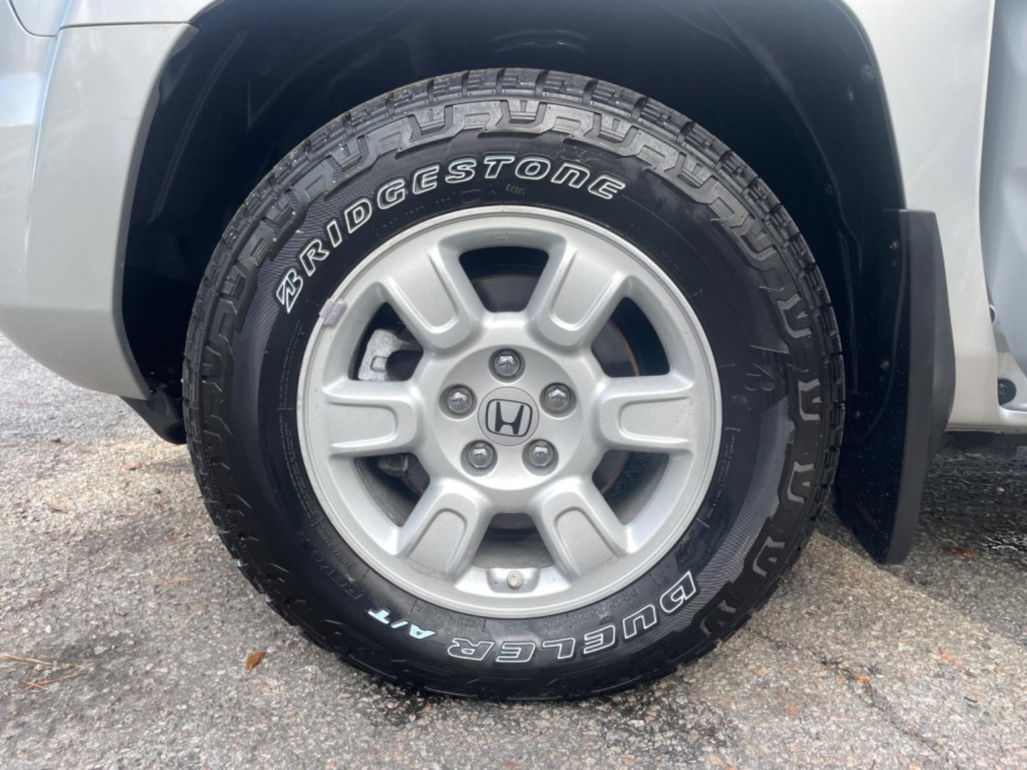 2007 SILVER HONDA RIDGELINE RTS (2HJYK16467H) with an 3.5L engine, Automatic transmission, located at 5103 Dorchester Rd., Charleston, SC, 29418-5607, (843) 767-1122, 36.245171, -115.228050 - Clean & Spacious Interior with 6-Disc CD/AUX/Sat, Dual Climate Control, Power Everything (windows, locks, seats, mirrors), All-weather Mats, Keyless Entry, Tow Package, Alloy Wheels. Clean CarFax (no accidents reported!) Local Trade-in!! 146k miles Located at New Life Auto Sales! 2023 WINNER for Po - Photo#20